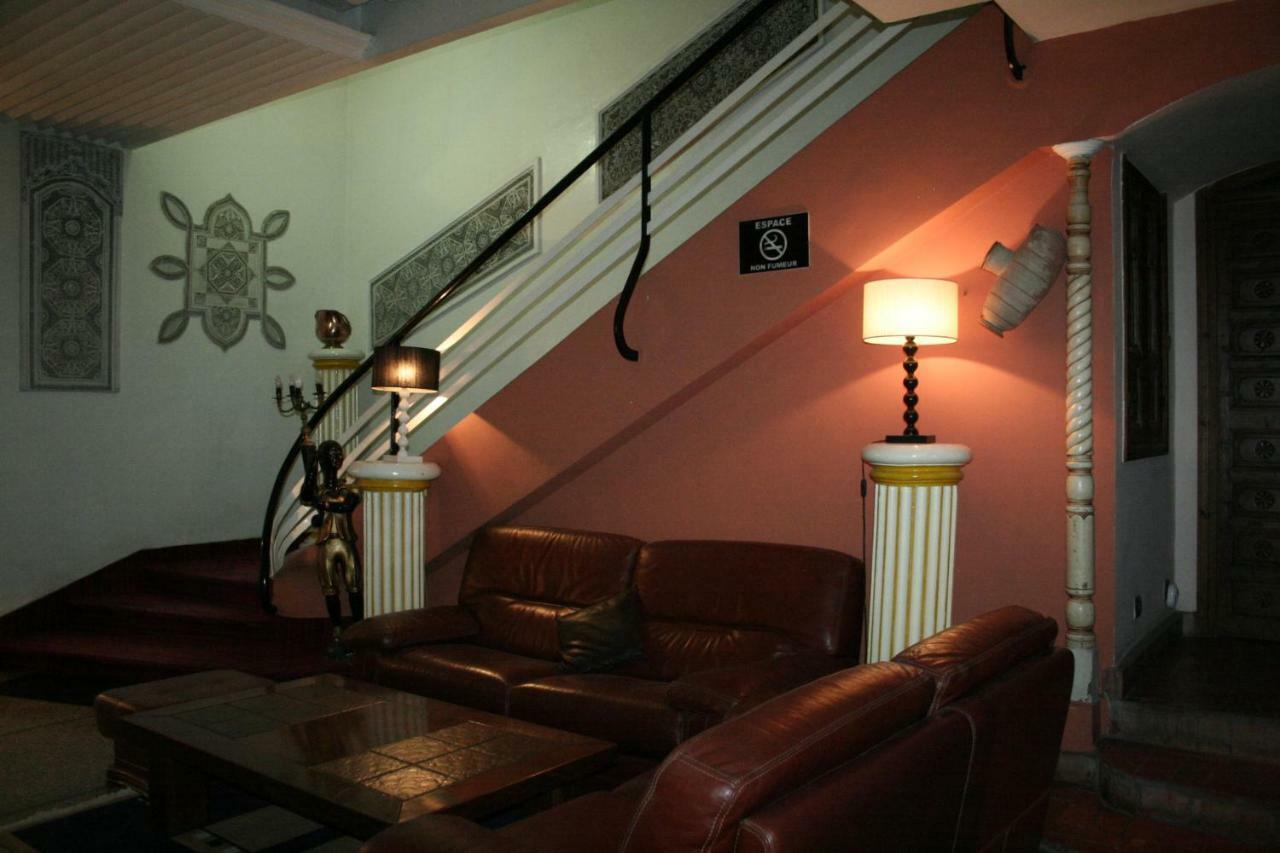 Ambassy Hotel เกนิตรา ภายนอก รูปภาพ
